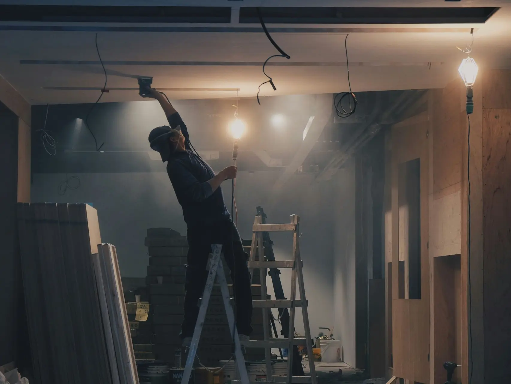 Persona lijando techo con luz encendida