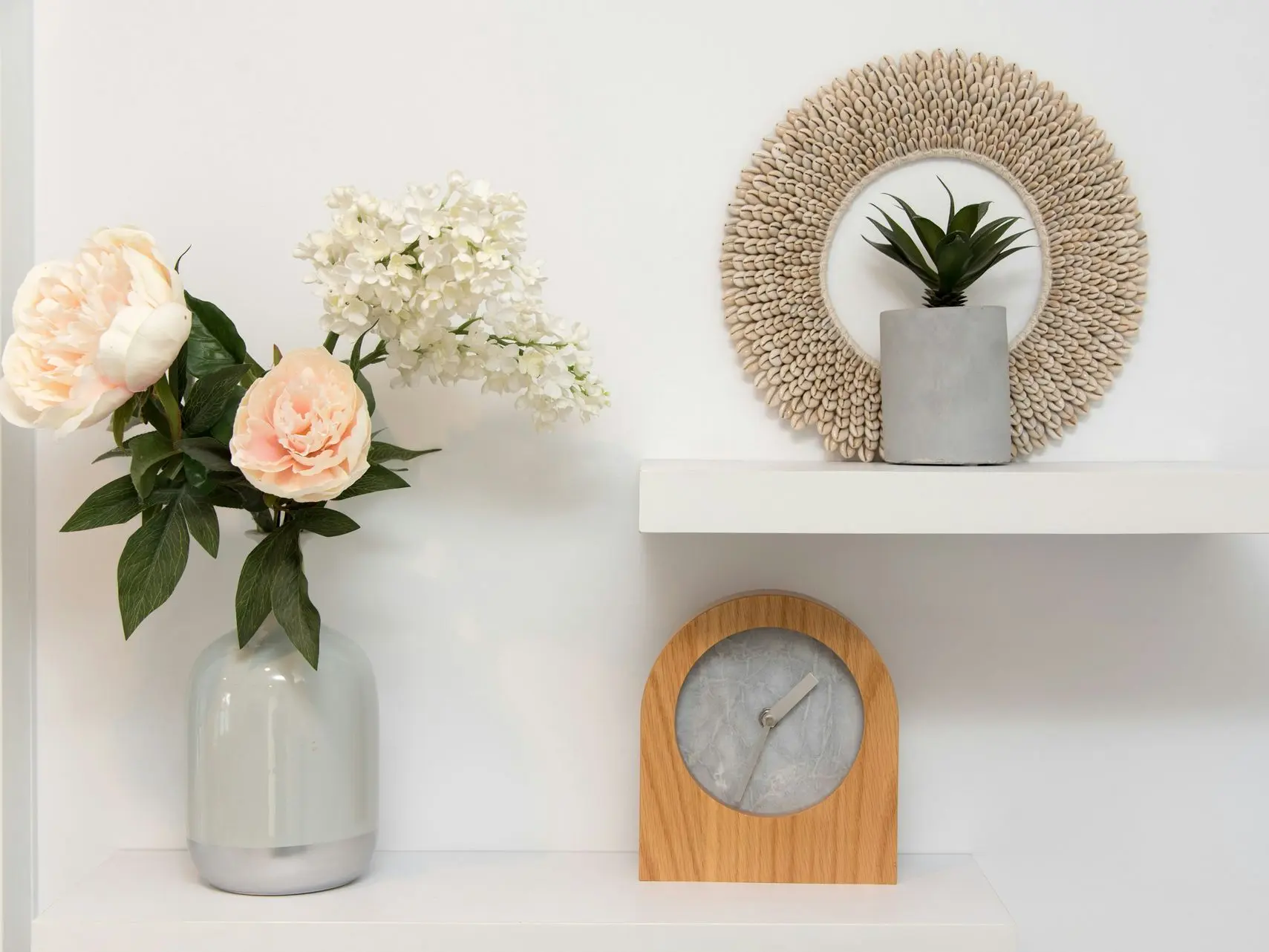 Estantería con objetos decorativos