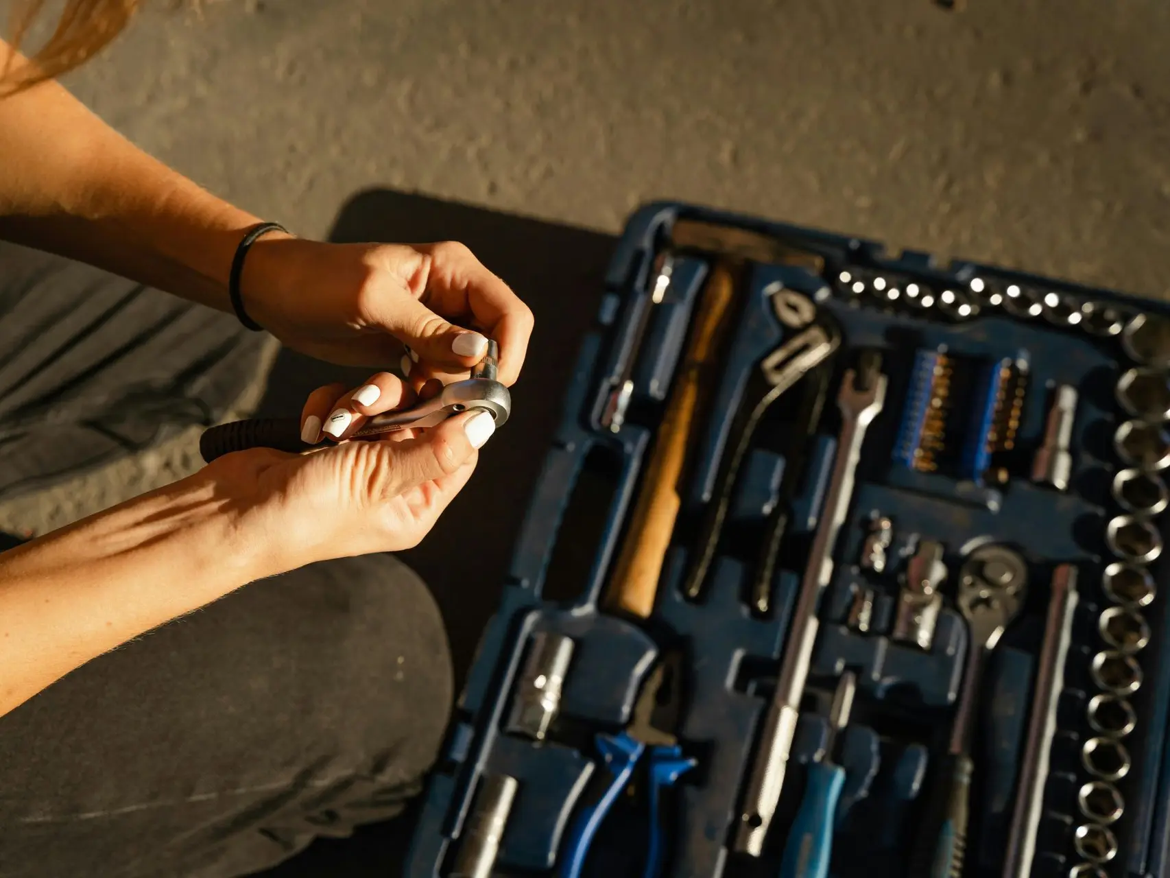 Persona con llave y caja de herramientas