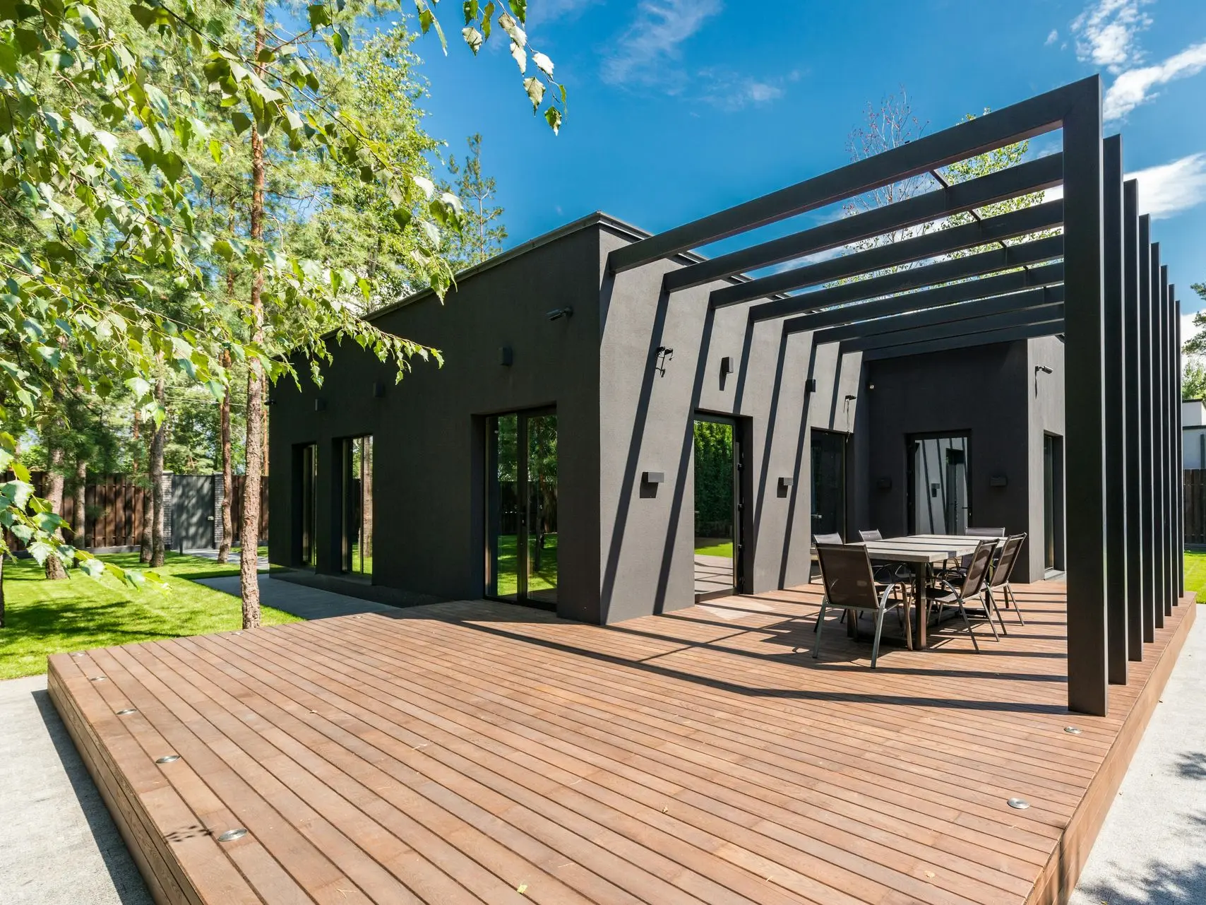 Terraza de chalet con pergola y suelo de madera