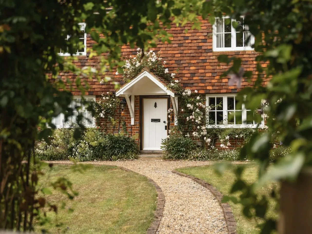 Camino de piedras hacia una casa