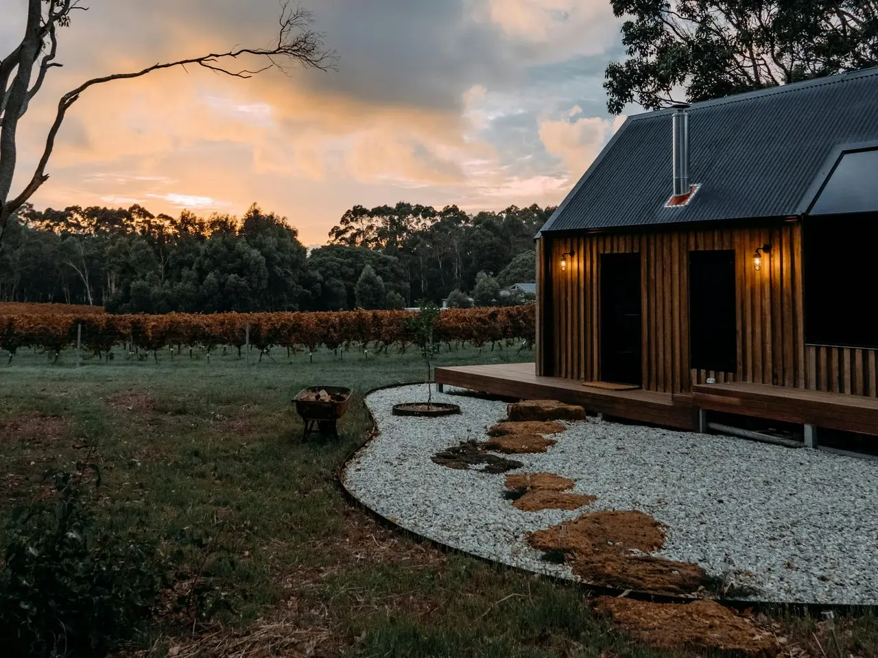 Suelo de piedras blancas con camino hacia una casa en el atardecer