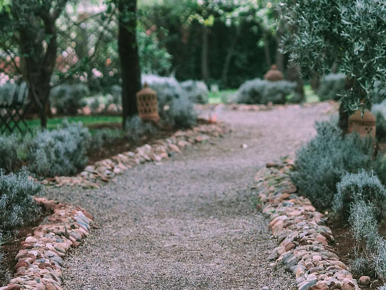 Camino de pequeñas piedras en jardín